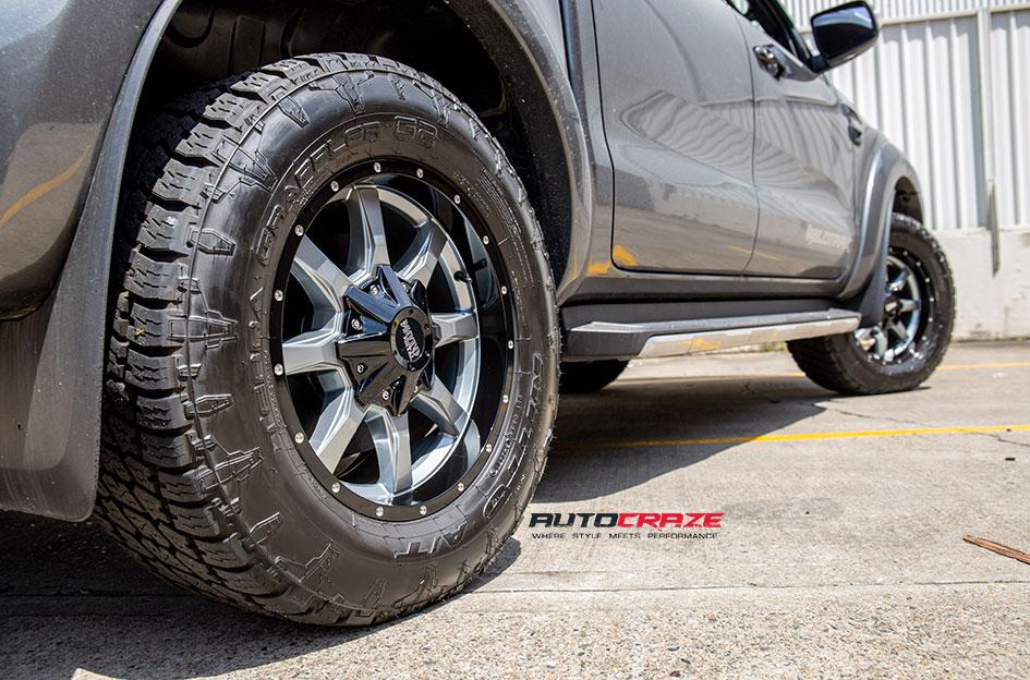 FORD RANGER MO970 GLOSS GREY CENTRE WITH BLACK LIP